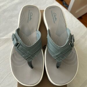 Clarks flip flops - cloud stoppers by Clark’s - Never worn - NIB blue, size 9